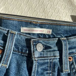 ✨ribcage straight ankle levi’s!!✨